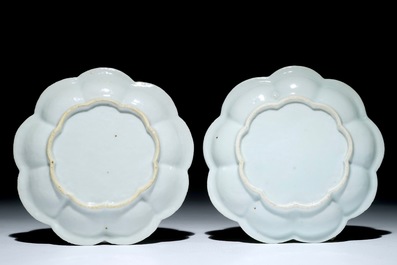 Une paire de supports pour th&eacute;i&egrave;res en porcelaine de Chine famille rose &agrave; d&eacute;cor en relief, Yongzheng
