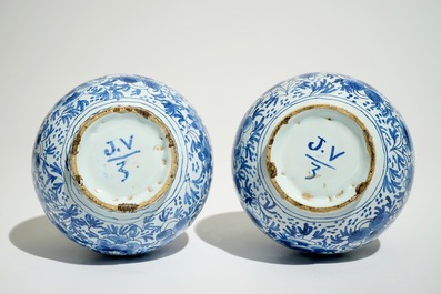 Une paire de vases de forme double gourde en fa&iuml;ence de style Delft, Pays-Bas ou France, 19&egrave;me