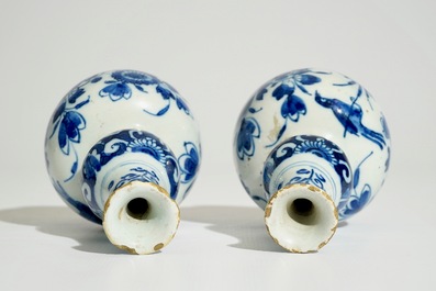 Een paar Delftse blauw-witte kalebasvaasjes met floraal decor, 1e kwart 18e eeuw