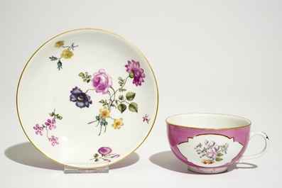 Een paar Meissen koppen en schotels met floraal decor op roze fondkleur, 18e eeuw