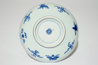 Une assiette en porcelaine de Chine bleu et blanc &agrave; d&eacute;cor de grues, Kangxi