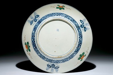 Un grand plat en porcelaine de Japon d'Arita aux &ecirc;tres mythiques, 19&egrave;me