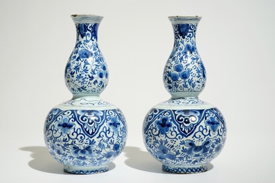 Une paire de vases de forme double gourde en fa&iuml;ence de style Delft, Pays-Bas ou France, 19&egrave;me