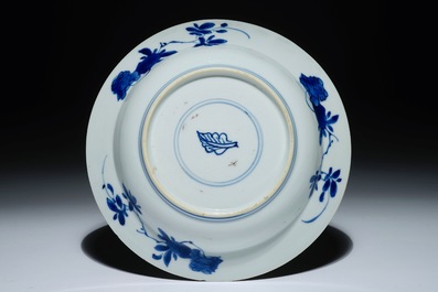 Une assiette all&eacute;gorique de l'odeur en porcelaine de Chine bleu et blanc, Kangxi