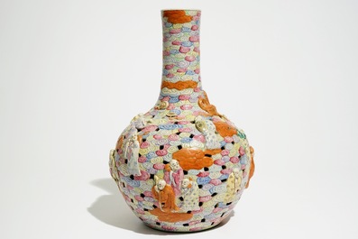 Een Chinese famille rose flesvormige opengewerkte vaas, 19e eeuw