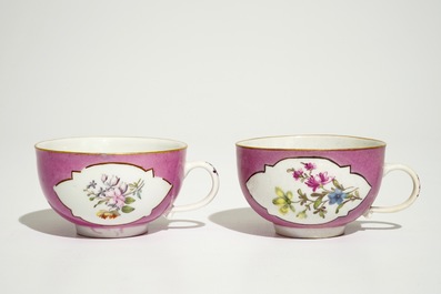 Een paar Meissen koppen en schotels met floraal decor op roze fondkleur, 18e eeuw