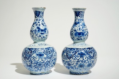 Une paire de vases de forme double gourde en fa&iuml;ence de style Delft, Pays-Bas ou France, 19&egrave;me