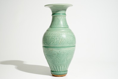 Een Chinese Longquan celadon vaas met ingekrast decor, Song of Ming