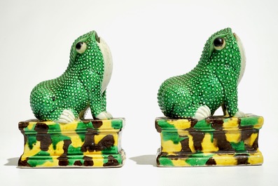 Une paire de grenouilles en porcelaine de Chine famille verte sur biscuit, Kangxi