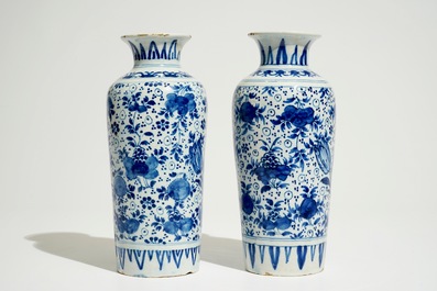 Une paire de vases de forme rouleau en fa&iuml;ence de Delft bleu et blanc aux d&eacute;cors de tulipes, 17/18&egrave;me