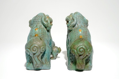 Une paire de lions bouddhistes en porcelaine de Chine monochrome en oeuf-de-pigeon, 19&egrave;me