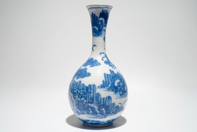 Un vase bouteille en fa&iuml;ence de Delft bleu et blanc &agrave; d&eacute;cor chinoiserie, 17&egrave;me