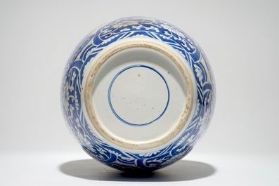 Een Chinese olijfvormige blauw-witte vaas, Kangxi