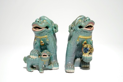 Une paire de lions bouddhistes en porcelaine de Chine monochrome en oeuf-de-pigeon, 19&egrave;me