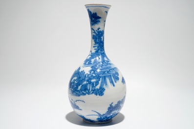 Een Delftse flesvormige vaas met blauw-wit chinoiseriedecor, 17e eeuw