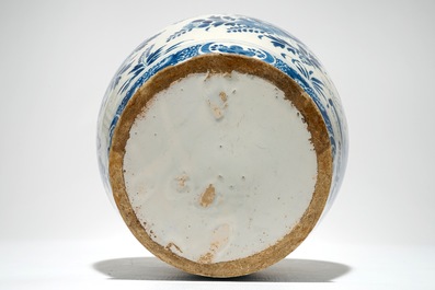 Un pot en fa&iuml;ence de Delft bleu et blanc &agrave; d&eacute;cor de puttis, 18&egrave;me