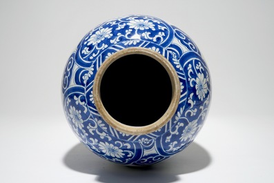 Een Chinese olijfvormige blauw-witte vaas, Kangxi