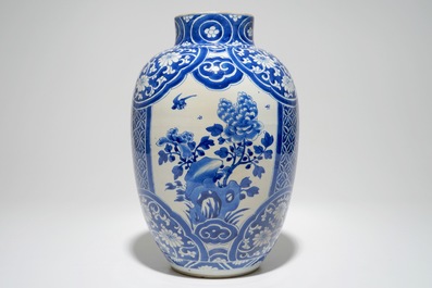Un vase en forme d'olive en porcelaine de Chine bleu et blanc, Kangxi