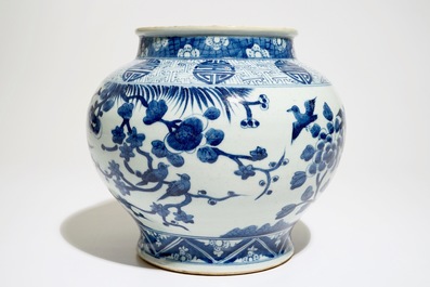 Een Chinese blauw-witte balustervormige &quot;feniks&quot; pot met shou symbolen, 19e eeuw