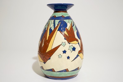 Vase &agrave; d&eacute;cor polychrome d&rsquo;oiseaux stylis&eacute;s en vol, Charles Catteau pour Boch Fr&egrave;res Keramis, ca. 1931