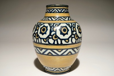 Un vase en gr&egrave;s aux fleurs stylis&eacute;es, Charles Catteau pour Boch Fr&egrave;res Keramis, ca. 1924