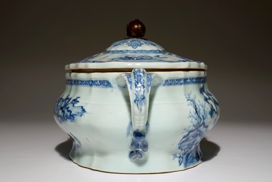 Een Chinese blauw-witte terrine met deksel, Qianlong