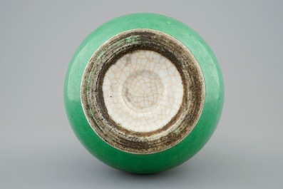 Un vase en forme de poire en porcelaine de Chine monochrome vert de pomme, 19&egrave;me