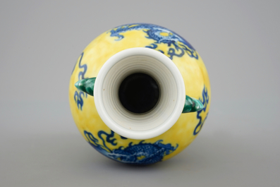 A Chinese porcelain vase with a blue dragon on a yellow ground, 19/20th C.