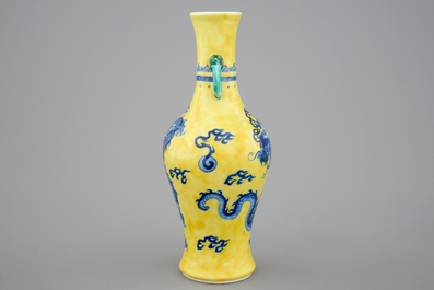 Un vase en porcelaine de Chine &agrave; d&eacute;cor d'un dragon en bleu et blanc sur fond jaune, 19/20&egrave;me