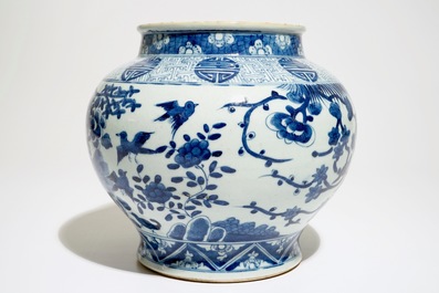 Een Chinese blauw-witte balustervormige &quot;feniks&quot; pot met shou symbolen, 19e eeuw