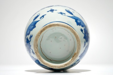 Une verseuse en porcelaine de Chine bleu et blanc &agrave; d&eacute;cor de paysages, &eacute;poque Transition, Chongzhen