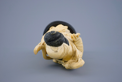Une figure d'une guerri&egrave;re en ivoire sur socle sculpt&eacute;, Chine, fin du 19&egrave;me