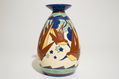 Een vaas met gestileerde vogels in vlucht, Charles Catteau voor Boch Fr&egrave;res Keramis, ca. 1931