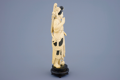 Une figure d'une guerri&egrave;re en ivoire sur socle sculpt&eacute;, Chine, fin du 19&egrave;me
