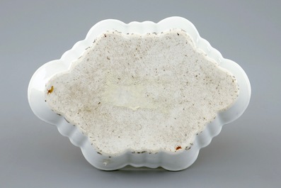 Un support de cuill&egrave;re en porcelaine de Chine grisaille, Yongzheng/Qianlong