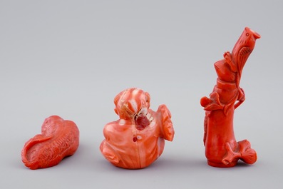 Three Chinese red coral figures incl. a snuff bottle, 19/20th C.