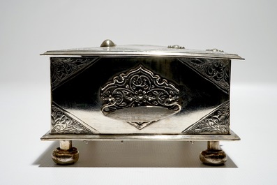 A Dutch colonial engraved silver sirih casket, Batavia, 18e eeuw