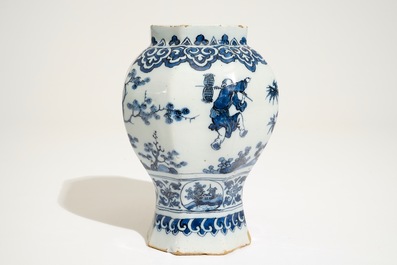 Een Delfts blauw-wit octagonaal chinoiserie vaasje, 17e eeuw