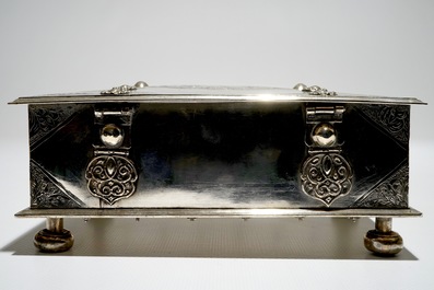 Een Hollands koloniaal gegraveerd zilveren sirih kistje, Batavia, 18e eeuw