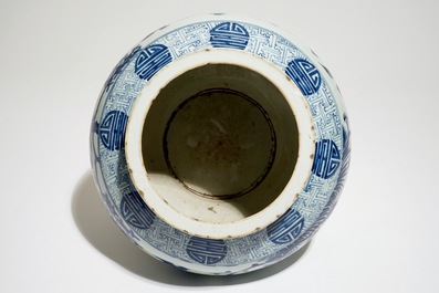 Een Chinese blauw-witte balustervormige &quot;feniks&quot; pot met shou symbolen, 19e eeuw