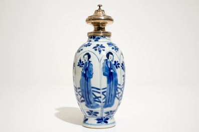 Une bo&icirc;te &agrave; th&eacute; en porcelaine de Chine bleu et blanc mont&eacute; d'argent, Kangxi