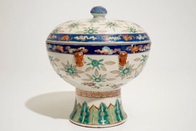 A Chinese famille rose covered bowl with rice grain pattern, 19/20th C.