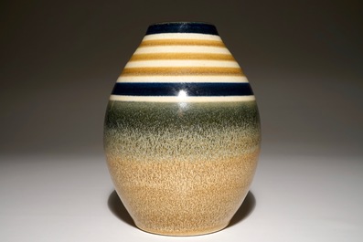 Un vase en gr&egrave;s &agrave; d&eacute;cor minimaliste, Charles Catteau pour Boch Fr&egrave;res Keramis, ca. 1933