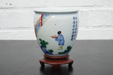 Un pot &agrave; pinceaux en porcelaine de Chine wucai sur socle en bois, &eacute;poque Transition