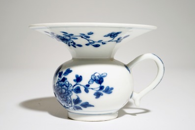 Een Chinese blauw-witte kwispedoor met floraal decor, Qianlong