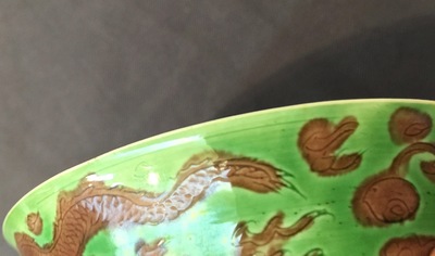 Een paar Chinese drakenkommen met decor in groen en aubergine, Kangxi merk en periode