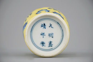 Un vase en porcelaine de Chine &agrave; d&eacute;cor d'un dragon en bleu et blanc sur fond jaune, 19/20&egrave;me