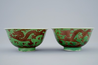 Une paire de bols aux dragons en porcelaine de Chine vert et aubergine, marque et &eacute;poque de Kangxi