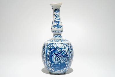 Een Delftse blauw-witte chinoiserie kalebasvaas, gemerkt, ca. 1700