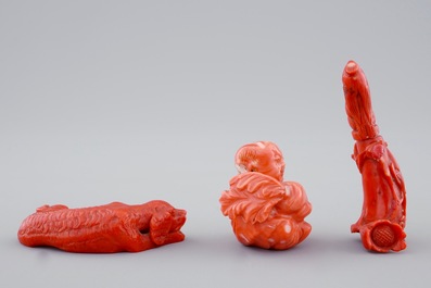 Trois oeuvres en corail rouge incl. une tabati&egrave;re, Chine, 19/20&egrave;me